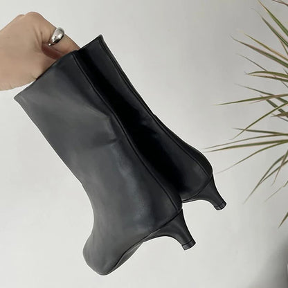 Bota de Couro Feminina Salto Baixo - Versão Preta - Lojas LA