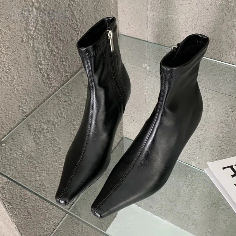 Bota Cano Curto Salto Fino Baixo em Couro Maleável - Versão Preta - Lojas LA
