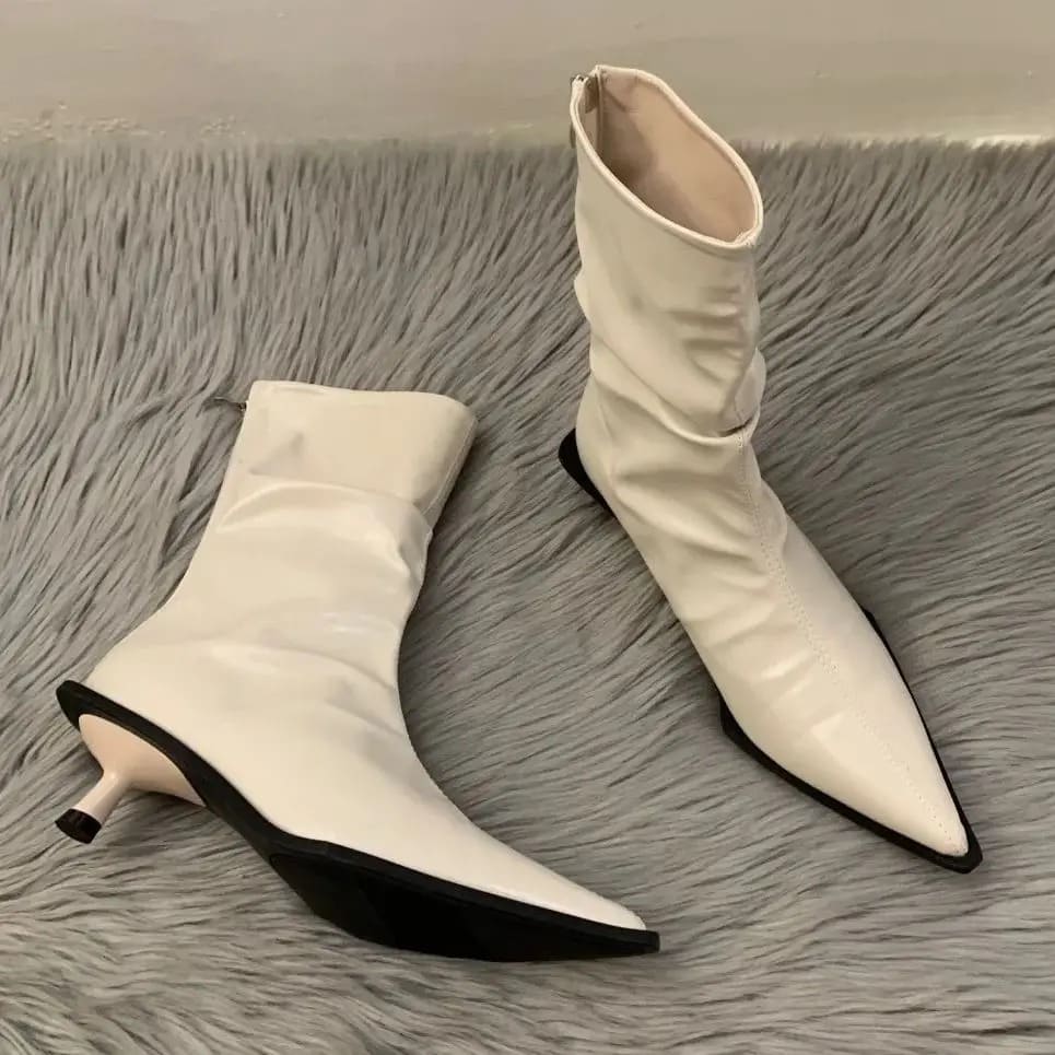 Bota de Couro Salto Baixo Cano Curto - Versão Branca - Lojas LA