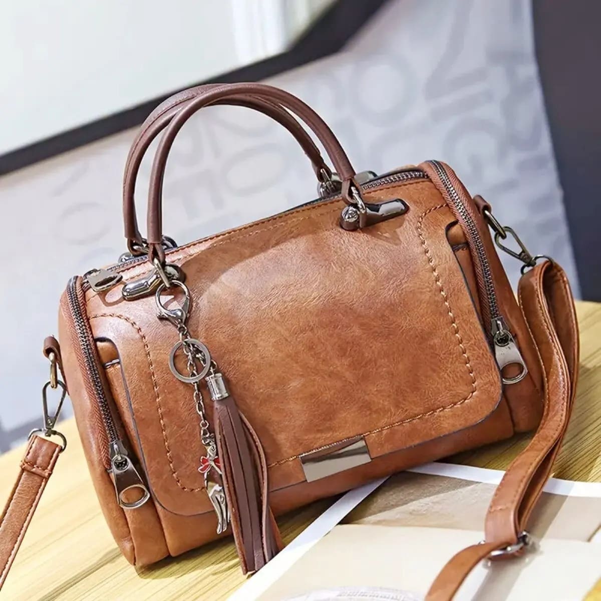 Bolsa Feminina em Couro Ecológico - Vista Principal - Lojas LA