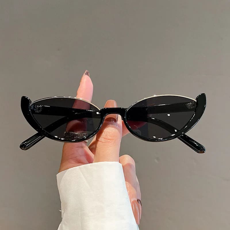 Óculos de Sol Feminino Pequeno Oval Moda Atual - Detalhe Frontal - Lojas LA
