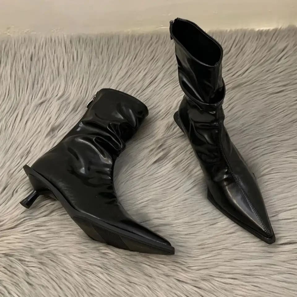 Bota de Couro Salto Baixo Cano Curto - Versão Preta - Lojas LA