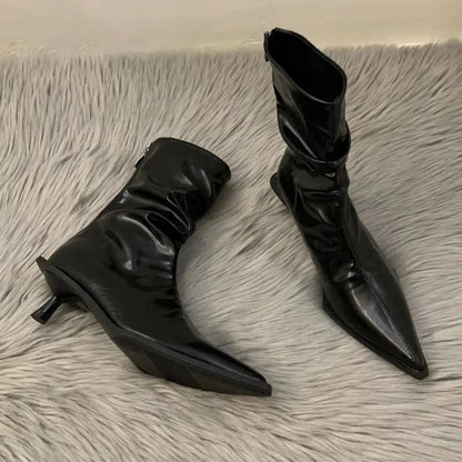 Bota de Couro Salto Baixo Cano Curto - Versão Preta - Lojas LA