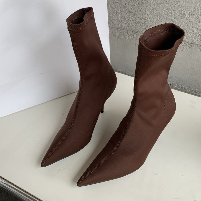 Bota De Salto Alto Em Tecido Elástico Modelo DAYARA - Versão Marrom - Lojas LA