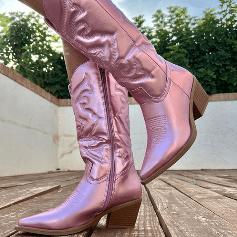 Bota Cano Médio Em Couro Modelo MADONA - Detalhe Bordado - Lojas LA