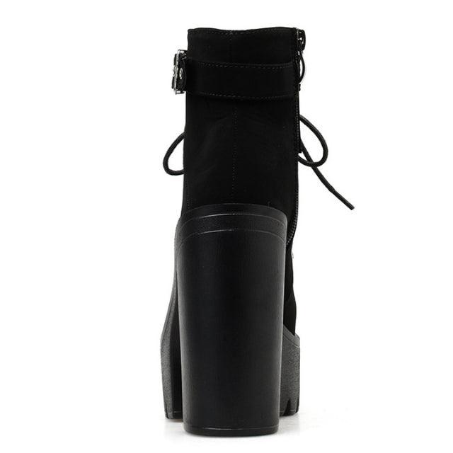 Bota Tratorada Feminina Cano Curto Modelo KATHLEEN - Detalhe Sola Tratorada - Lojas LA