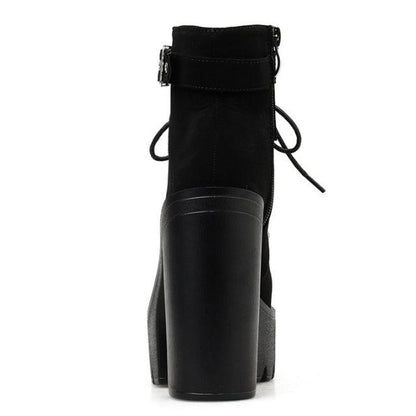 Bota Tratorada Feminina Cano Curto Modelo KATHLEEN - Detalhe Sola Tratorada - Lojas LA