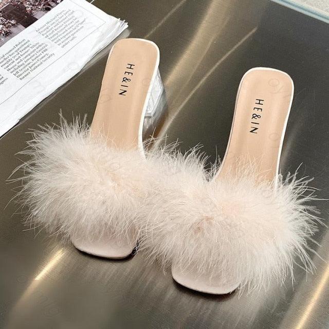 Sandália Com Salto Transparente De Plumas Modelo FLUF - Detalhe Plumas - Lojas LA