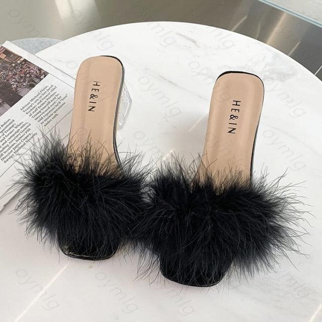 Sandália Com Salto Transparente De Plumas Modelo FLUF - Versão Preta - Lojas LA